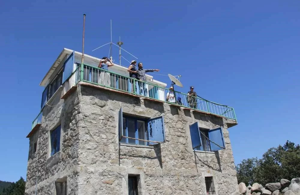 920 metre yüksekliktedir.