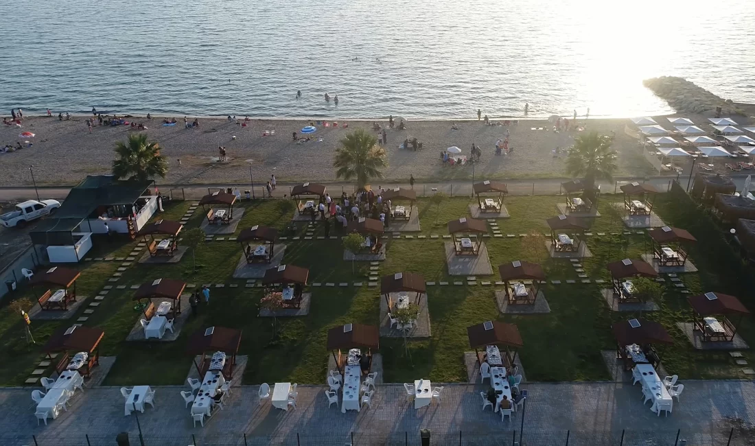 Halk plajının yanındaki denize