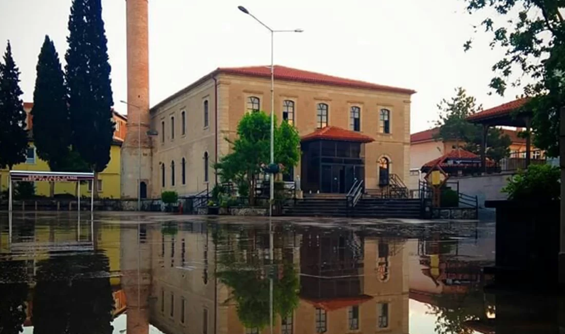 Bu cami ilçe merkezinde